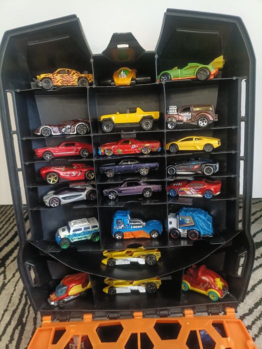 Кейс Hotwheels + 63 машинки Hotwheels