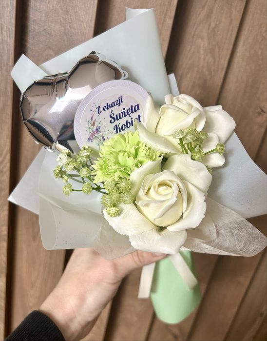 Bukiet z kwiatów mydlanych z balonem Dzień Kobiet inne okazje