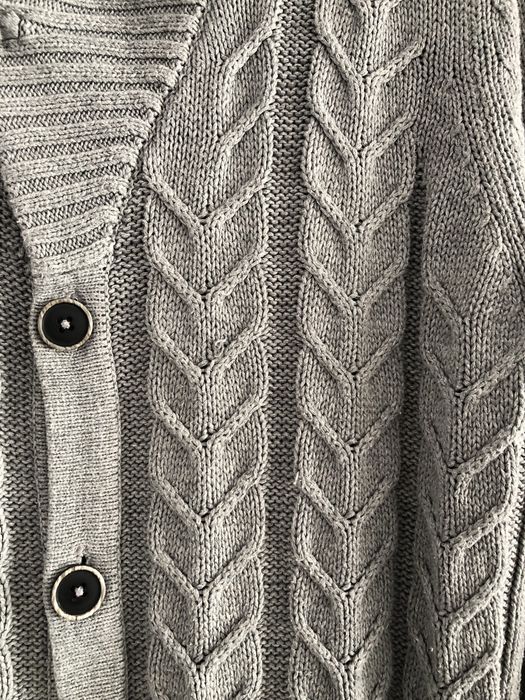 Szary sweter na guziki