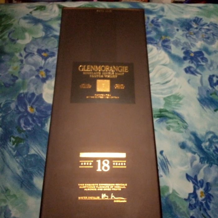 Тубы жестянки коробки от виски элитных скотчей картонные и жестянки