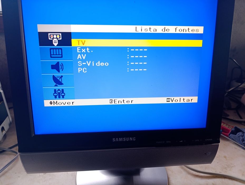 TV monitor LCD, a funcionar bem.