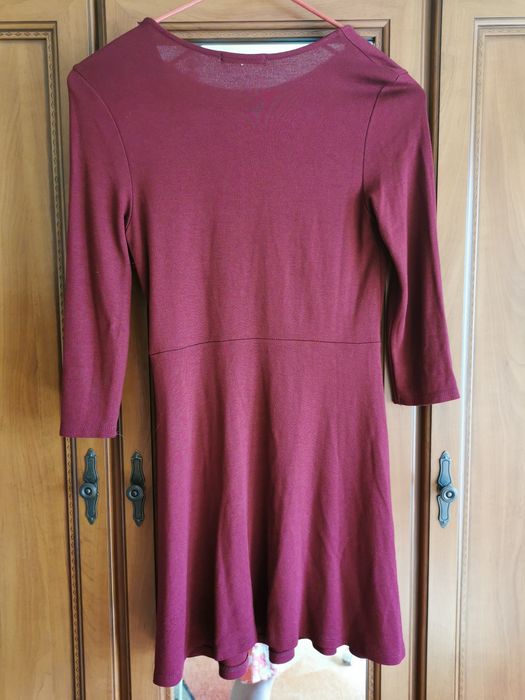 Bordowa sukienka Bershka, głęboki dekolt, seksowna, prawie nowa