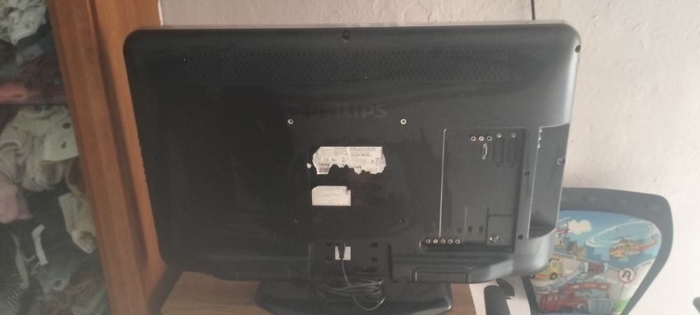 Telewizor Philips z pilotem
