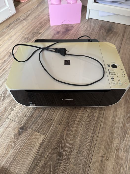 Canon PIXMA MP210 — urządzenie wielofunkcyjne: drukarka atramentowa + skaner + kopiarka.