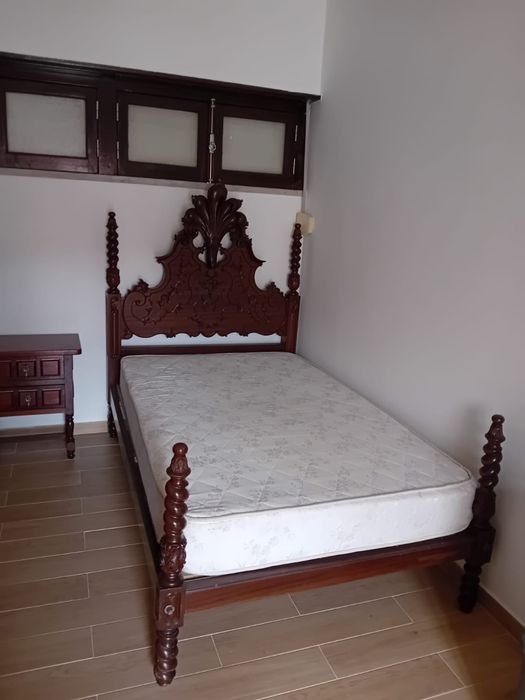 Cama individual em madeira maciça – estilo clássico