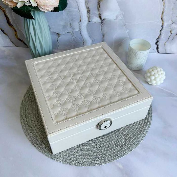 Шкатулка для прикрас на замку із дзеркалом 25х25х8,5 см бежева