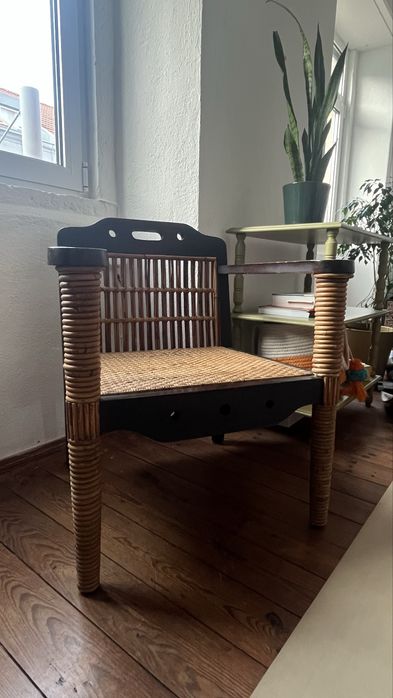 Poltrona estilo boho em madeira e bambu