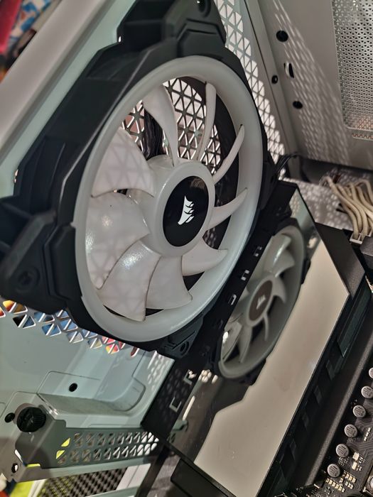 7x Ventoinhas Corsair de excelente qualidade e performance.