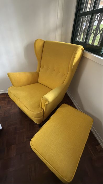 Ikea Strandmon - poltrona amarela e repousa pes