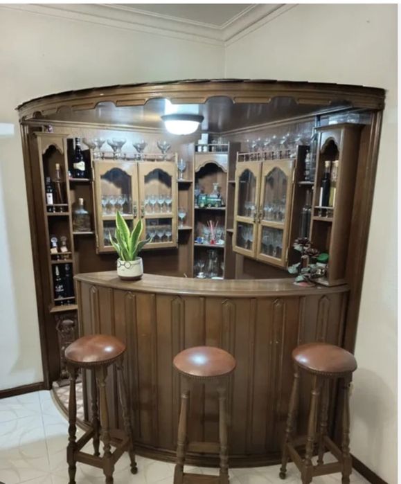 Bar de canto , antigo com 2  bancos incluidos . Madeira maciça