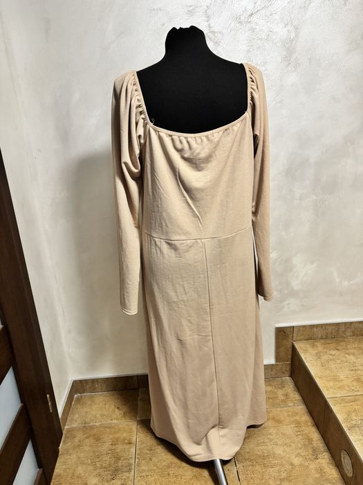 Elegancka beżowa sukienka  4XL