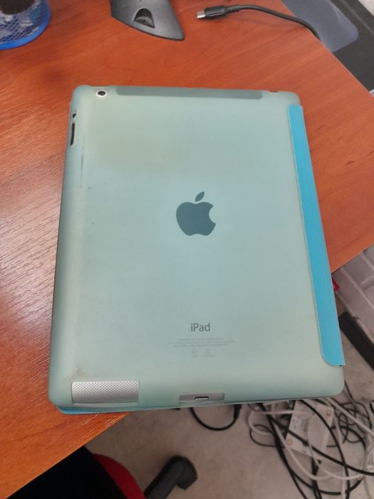 IPad 4/ робочий/для інтернету /батарею тримає добре