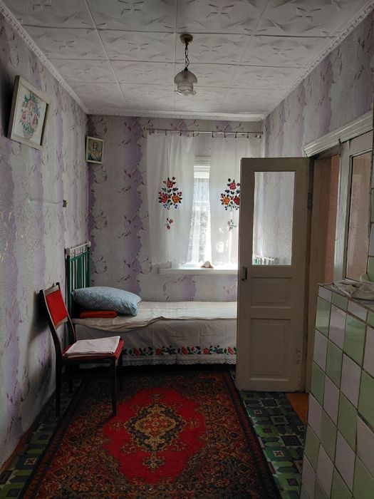 Будинок у центрі села.