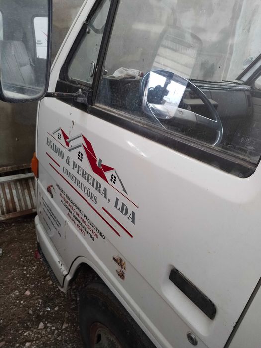 Carrinha basculante com grua