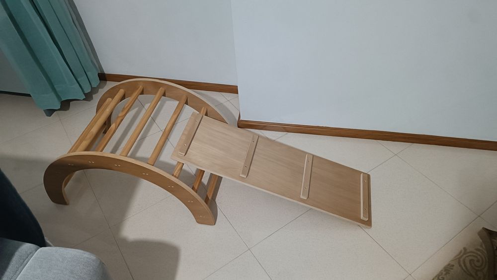 arco de aprendizagem com tábua de escalada ou escorrega