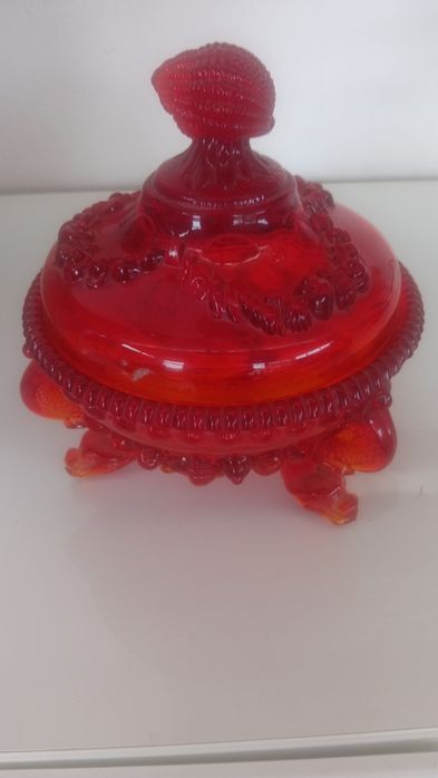 Bonboneira com figura patas e cabeca de dragao.