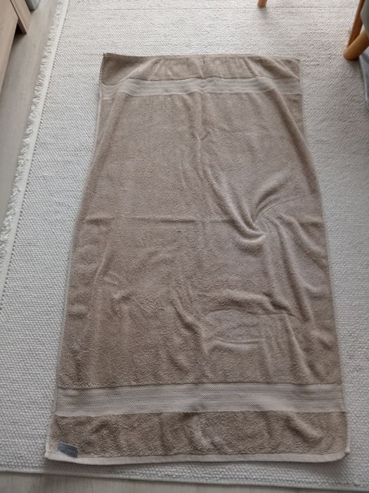 Sprzedam beżowy ręcznik duży
