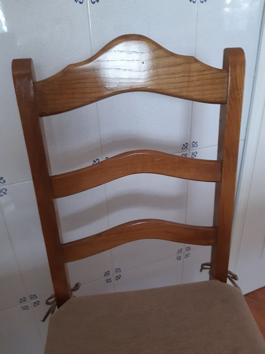 Mesa de pedra com 6 cadeiras.