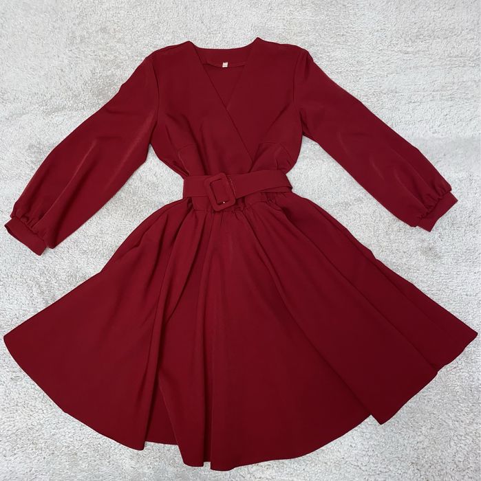 Бордова сукня із поясом.