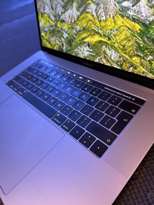 MacBook Pro 2018 15” – i7 / 16GB RAM / Mało cykli / Zamiana Nowy