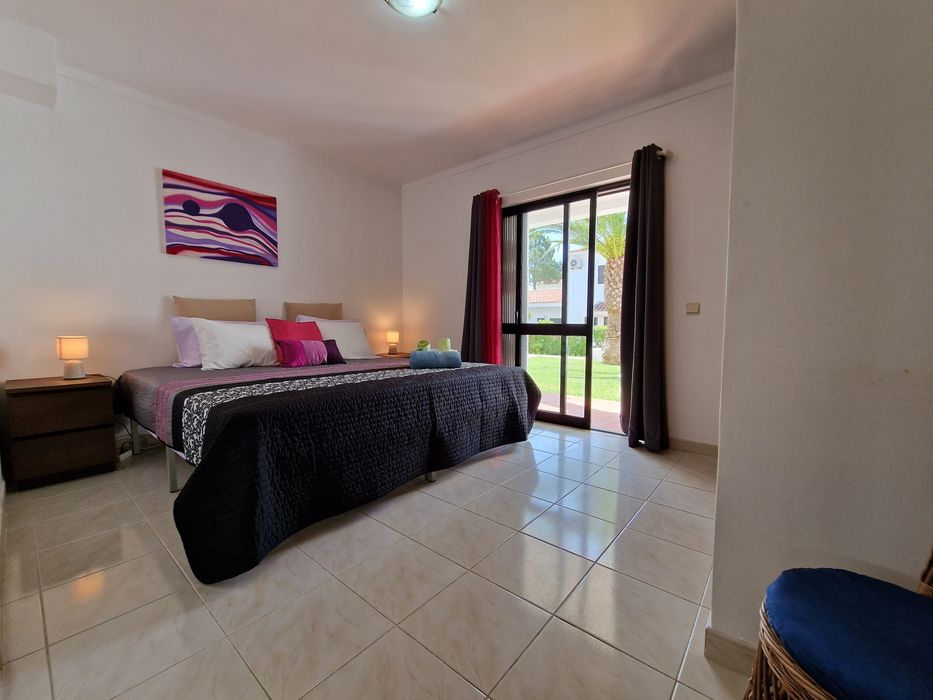 Alugo T2 para férias a 800 metros da praia da falésia 6 pessoas