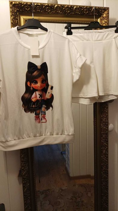 Dres damski welurowy biały z laleczką.