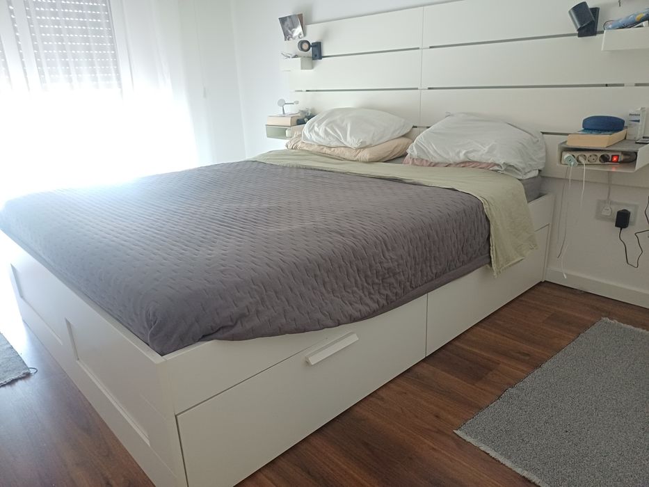 Cama Ikea Brimnes com cabeceira Ikea Nordli, em branco