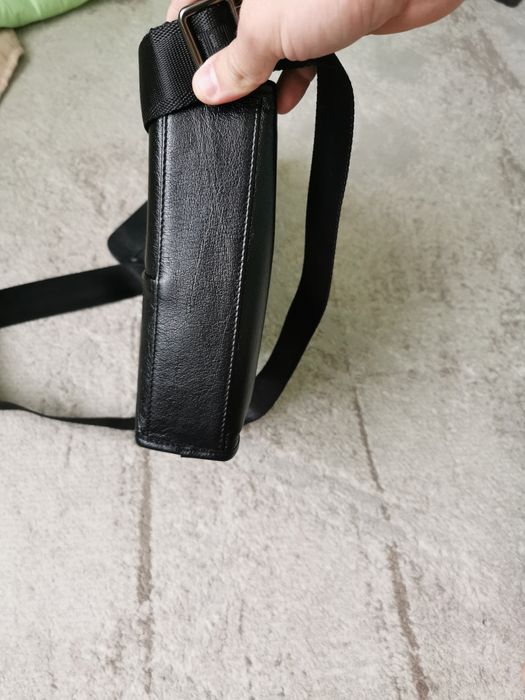Продам чоловіча  сумку кожаную через плече шкіряна  кожа Hugo Boss ори