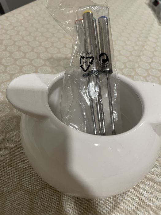 Fondue e garfos. Novo. Mas só tem a parte de cima.