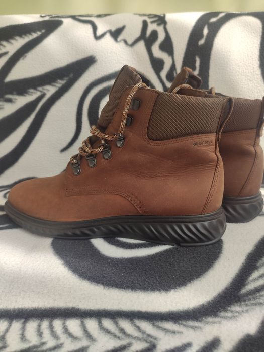 ботинки ecco BYWEY TRED Gore-Tex чорні та ecco st.1 hybrid lite коричн