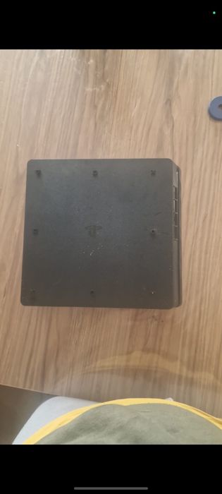 PlayStation 4 Slim + acessórios
