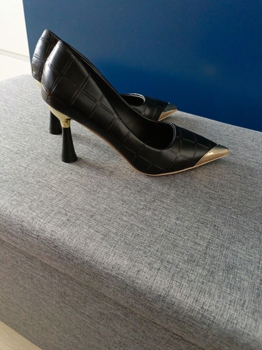 Szpilki czarne ze złotymi dodatkami