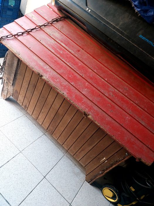 Casota para cão grande com corrente.