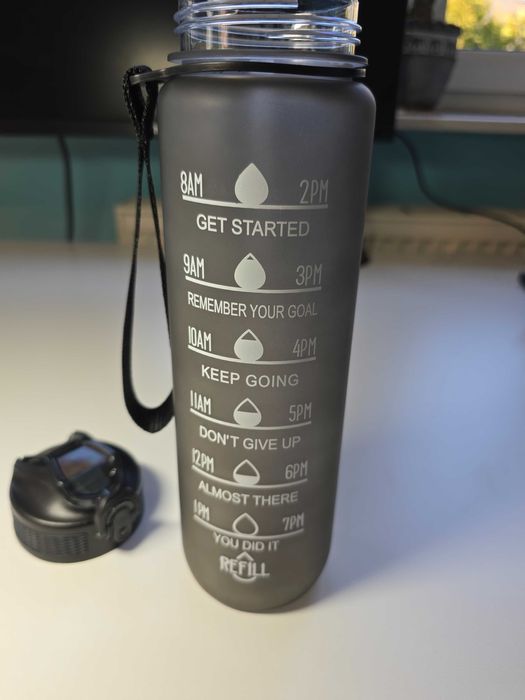 Bidon na wodę Fitness Siłownia 900 ml – Butelka motywacyjna – Czarna