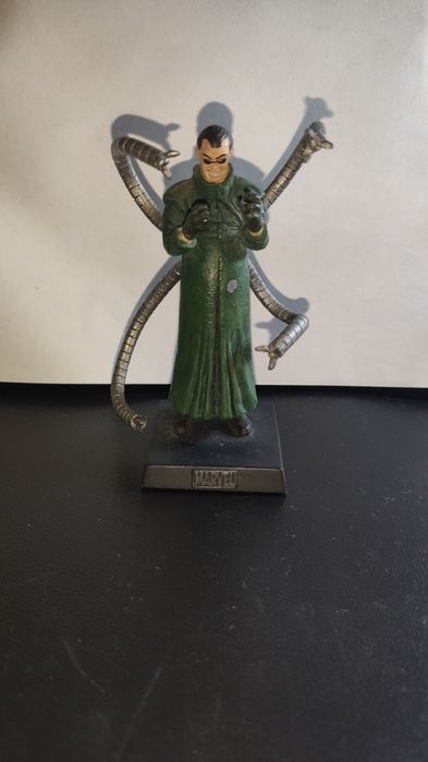 Figuras de chumbo da Marvel e DC ainda com a sua respectiva revista of