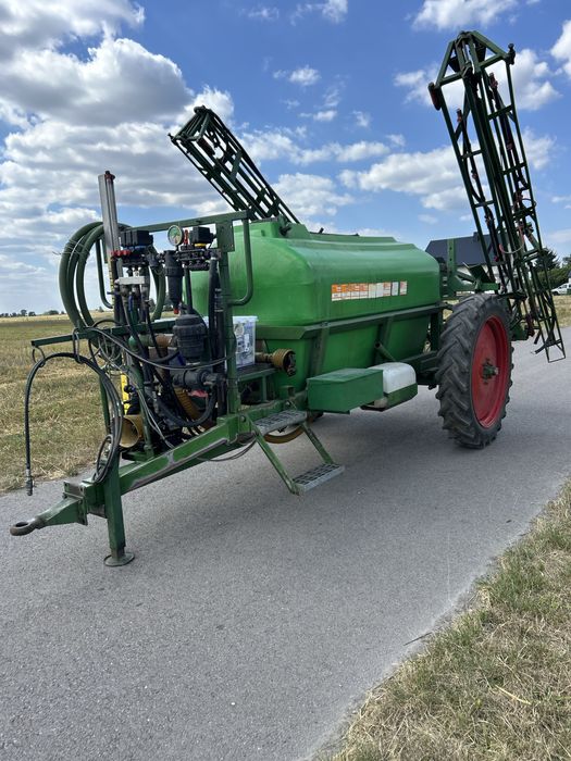 Opryskiwacz ciągany 2000 l