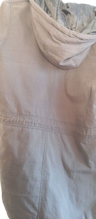 Casaco comprido com capuz verde tropa