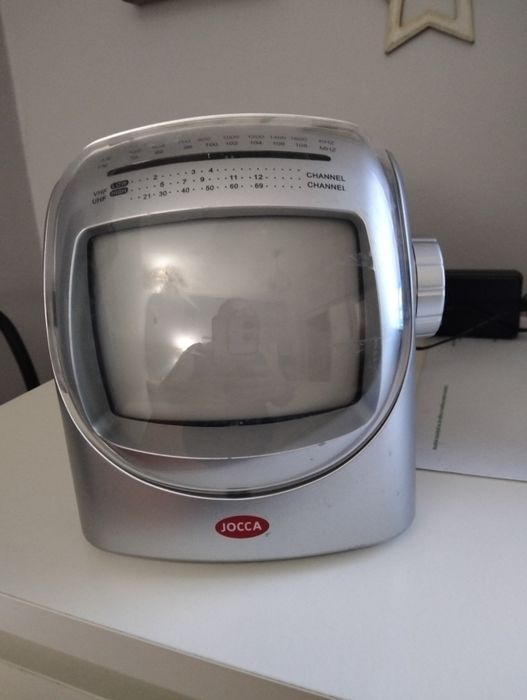 Mini televisão e rádio.