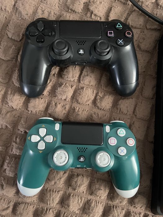 PlayStation 4 Slim майже нова 2 джойстики навушники ігри в подарунок