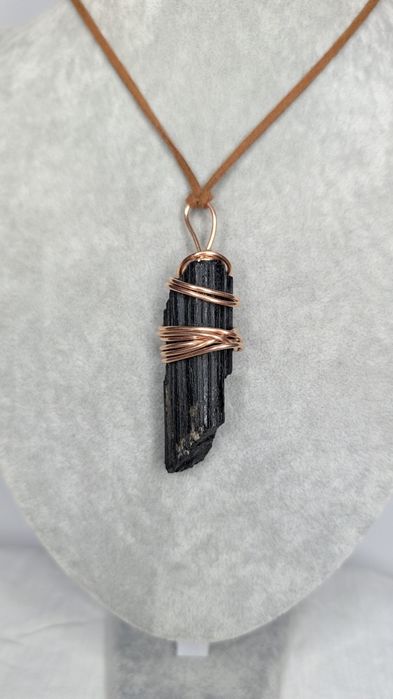 Własnoręcznie wykonany wisior z minerałem czarny turmalin miedź unikat