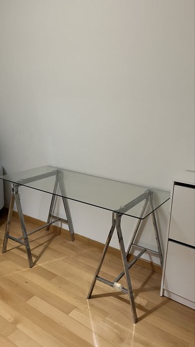 Mesa de vidro com base
