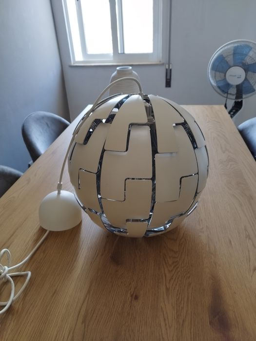 Candeeiro em bom estado.