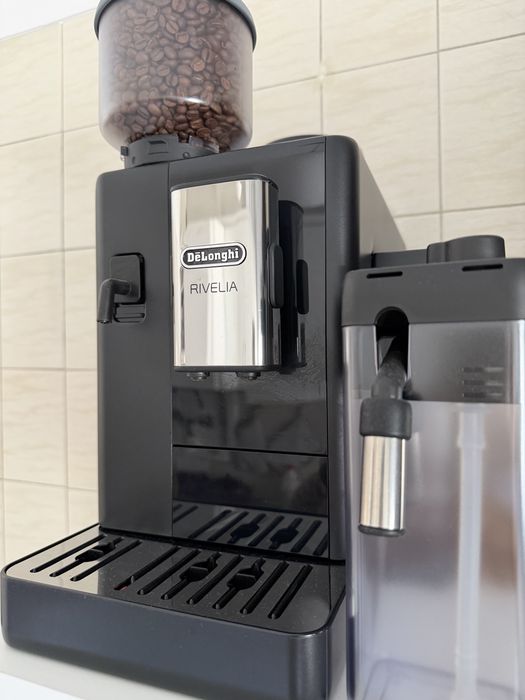 Máquina de café automática/ DēLonghi/Rivelia/Onyx Black