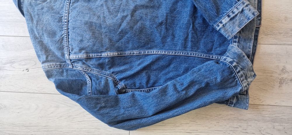Levis  L.      .