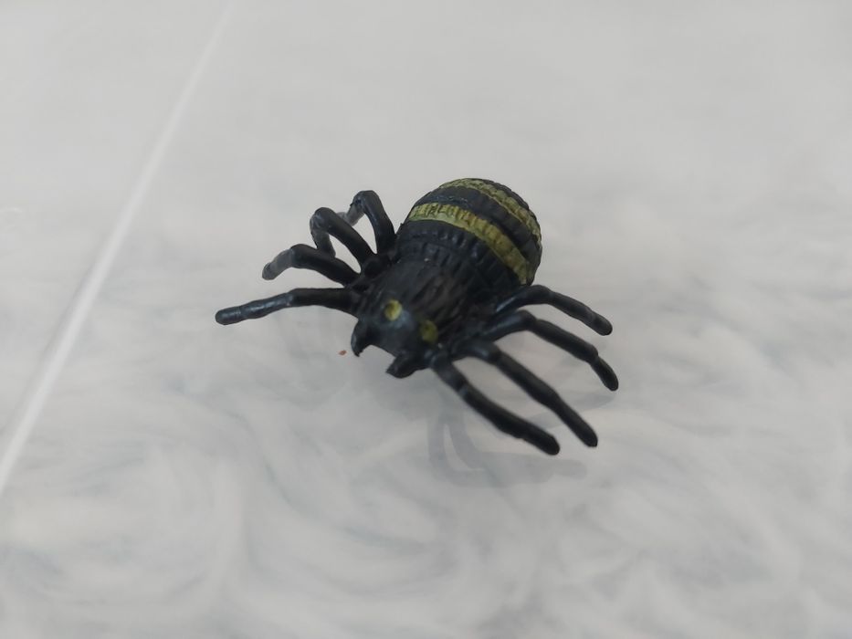 Zestaw 9 figurek pająków