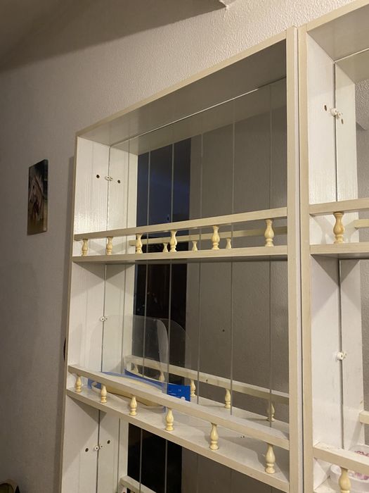 Estantes brancas espelhadas