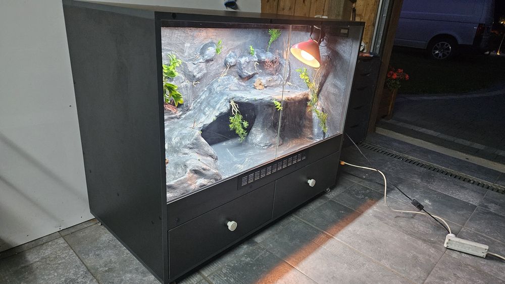 Terrarium z pełnym wyposażeniem