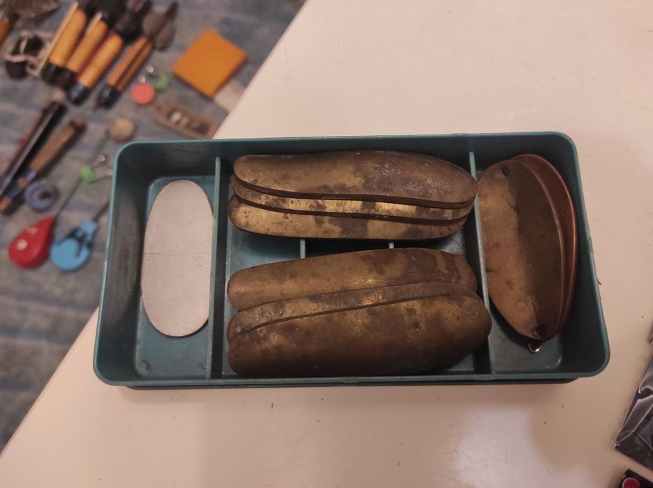 Снасті та ящик для зимової риболовлі