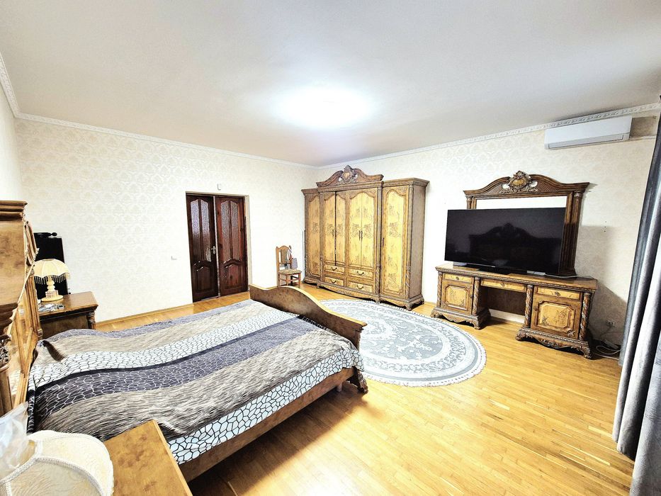 Два будинки з банею та зарибленим власним  озером р-н Аєропорту