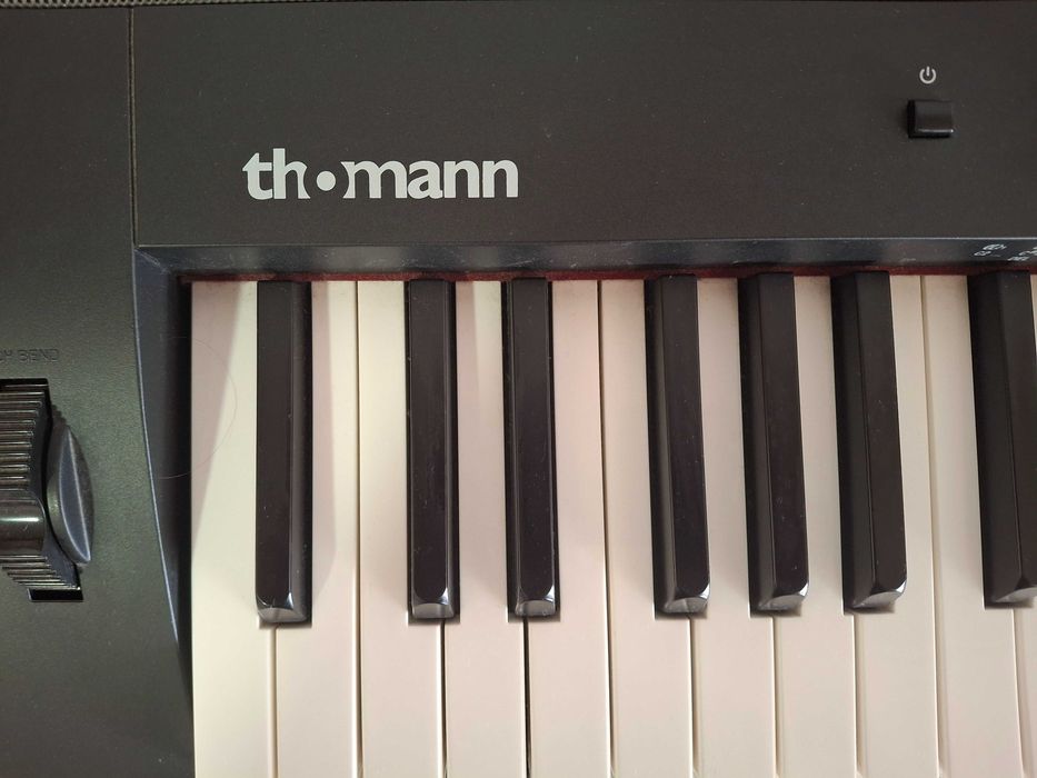Piano Thomann com pedal